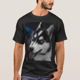 青い目を持つ美しいシベリアのハスキー Tシャツ