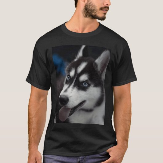 青い目を持つ美しいシベリアのハスキー Tシャツ (正面)