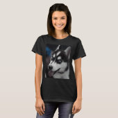 青い目を持つ美しいシベリアのハスキー Tシャツ (正面フル)