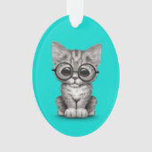 青い目ガラスを持つかわいい灰色の虎猫の子ネコ オーナメント (正面)