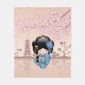 青い着物の芸者さんこけし人形 フリースブランケット (正面)