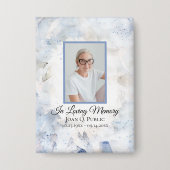 青い着色カーネーション水彩葬儀メモリアル 缶バッジ (正面)