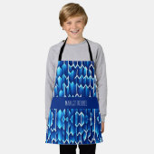 青い矢印と線の幾何学的パターン エプロン (着用した状態)