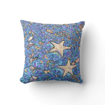 青い砂の枕の抽象的な貝殻