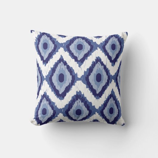 青い種族のイカットのダイヤモンドの白シェブロン クッション (正面)