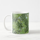 青い空がアートを貫く緑の葉樹 コーヒーマグカップ (左)