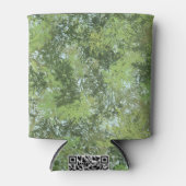 青い空がアートを貫く緑の葉樹 缶クーラー (正面)