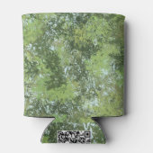 青い空がアートを貫く緑の葉樹 缶クーラー (裏面)