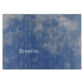 青い空と柔らかい雲が「息を吹き込む」ガラス カッティングボード (正面)