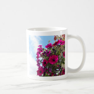 青い空にピンクのペチュニアの花のバスケット コーヒーマグカップ