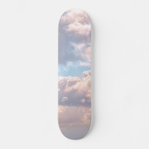 青い空に光るピンクのふわふわした雲 スケートボード