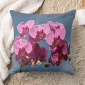 青い空に対するマゼンタファレノプシスの蘭 クッション (ブランケット)