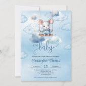 青い空のスイング中の水色ベビーマウス 招待状 (正面)