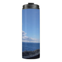 青い空の下で海辺と列車の線路