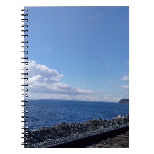 青い空の下で海辺と列車の線路 ノートブック (正面)