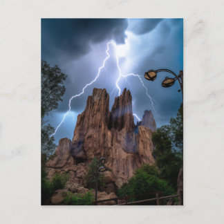 青い空の下で雷が山に出会う。 ポストカード