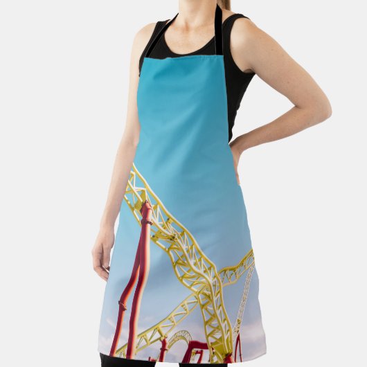 青い空の下の赤と黄色のジェットコースター エプロン (インサイチュ)