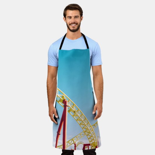 青い空の下の赤と黄色のジェットコースター エプロン (着用した状態)