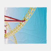 青い空の下の赤と黄色のジェットコースター フリースブランケット (正面(横))