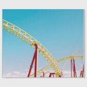 青い空の下の赤と黄色のジェットコースター ラッピングペーパー (フラット)