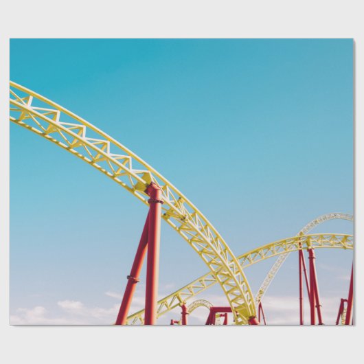 青い空の下の赤と黄色のジェットコースター ラッピングペーパー (フラット)