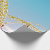 青い空の下の赤と黄色のジェットコースター ラッピングペーパー (角)