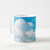 青い空の背景雲(白) コーヒーマグカップ (正面左)