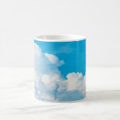 青い空の背景雲(白) コーヒーマグカップ (中央)