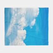 青い空の背景雲(白) フリースブランケット (正面(横))