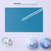 青い空を背景に飛行する飛行機 チラシ (シングル)