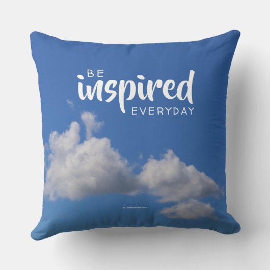 青い空感動的に引用文のふわふわした雲 クッション (裏面)