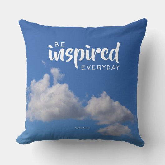 青い空感動的に引用文のふわふわした雲 クッション (正面)