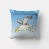 青い空飛んでいるを持つマンガのカモメ クッション (正面)