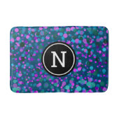 青い紫の紙吹雪ドットはっきりしたモノグラムのティール(緑がかった色) バスマット (正面)