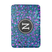 青い紫の紙吹雪ドットはっきりしたモノグラムのティール(緑がかった色) バスマット (正面縦)