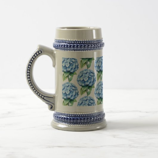 青い紫陽花の花の房 ビールジョッキ (左)