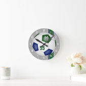 青い緑のチームカラーズサッカーストライプチーム ラウンド壁時計 (ホーム)