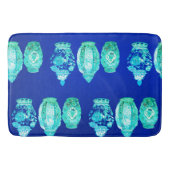 青い緑の白いエレガントモノグラムのジンジャー バスマット (正面)