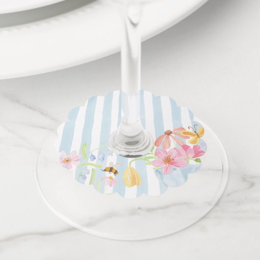 青い縞模様の遊び心ある水彩花 ワイングラスタグ (クローズアップ)