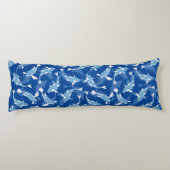 青い繰り返しモチーフ |コイ魚の柄 ボディピロー (裏面)