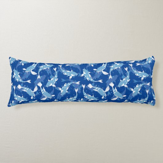 青い繰り返しモチーフ |コイ魚の柄 ボディピロー (正面)