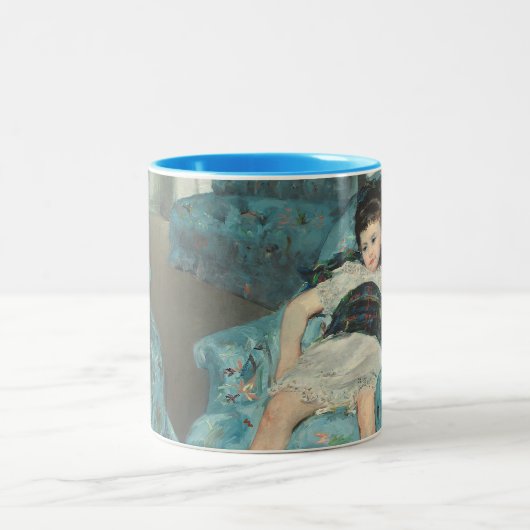 青い肘掛け椅子の小さな女の子、1878年(oi ツートーンマグカップ (中央)