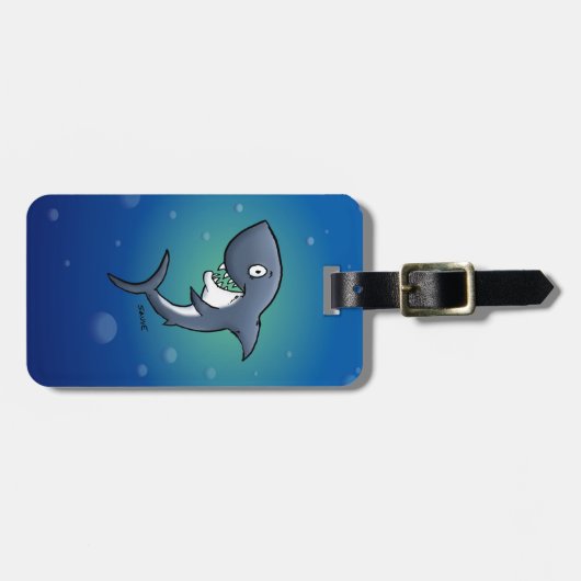 青い背景おもしろいに微笑むサメ ラゲッジタグ (正面横)