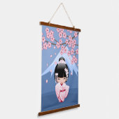 青い背景にこけし人形と山とピンクの着物 吊り下げ型タペストリー (傾斜あり)