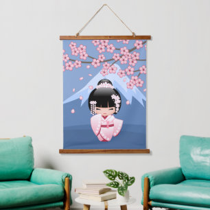 青い背景にこけし人形と山とピンクの着物 吊り下げ型タペストリー