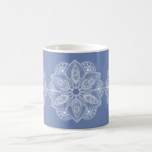 青い背景にエキゾチックな白の曼荼羅 コーヒーマグカップ