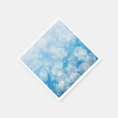 青い背景にクリスマスの雪の結晶 スタンダードカクテルナプキン (角)
