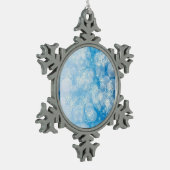 青い背景にクリスマスの雪 スノーフレークピューターオーナメント (左)