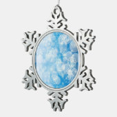青い背景にクリスマスの雪 スノーフレークピューターオーナメント (右)