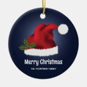 青い背景にクリスマスホーリー付きの赤いサンタ帽子 セラミックオーナメント (正面)